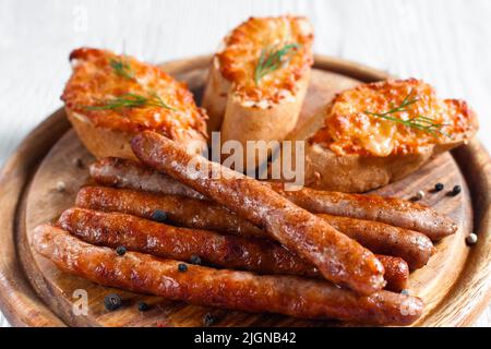 Plateau de restauration avec saucisses grillées et canapés Banque D'Images