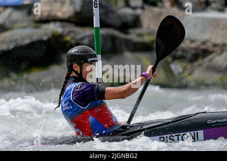 Ivrea, Italie. 10th juillet 2022. Ivrea, Italie 09 juillet 2022 2022 Championnats du monde junior ICF et slalom de canoë U23 à Ivrea, en Italie, les U23 meilleurs pagayeurs slalom de canoë au monde ont pris la scène et se sont battus pour le titre mondial. Les courses suivantes ont eu lieu : canoë pour femmes de moins de 23 ans (C1) canoë pour hommes de moins de 23 ans (C1) kayak pour femmes de moins de 23 ans (K1) kayak pour hommes de moins de 23 ans (K1); kayak pour hommes junior (K1), kayak pour femmes junior (K1), canoë pour femmes junior (K1), canoë junior pour hommes (K1), kayak pour femmes junior () Médaille d'or Lucia (25) : Agence photo indépendante/Alamy Live News Banque D'Images