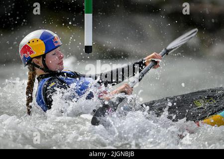 Ivrea, Italie. 10th juillet 2022. Ivrea, Italie 09 juillet 2022 2022 Championnats du monde junior ICF et slalom de canoë U23 à Ivrea, en Italie, les U23 meilleurs pagayeurs slalom de canoë au monde ont pris la scène et se sont battus pour le titre mondial. Les courses suivantes ont eu lieu : canoë pour femmes de moins de 23 ans (C1) canoë pour hommes de moins de 23 ans (C1) kayak pour femmes de moins de 23 ans (K1) kayak pour hommes de moins de 23 ans (K1); kayak pour hommes junior (K1), kayak pour femmes junior (K1), canoë junior pour femmes (K1), canoë junior pour hommes (K1), kayak junior pour femmes pour femmes (1) crédit : Agence photo indépendante/Alamy Live News Banque D'Images