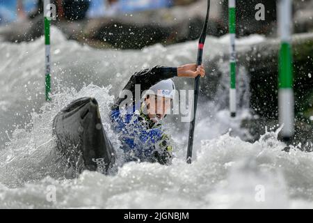 Ivrea, Italie. 10th juillet 2022. Ivrea, Italie 09 juillet 2022 2022 Championnats du monde junior ICF et slalom de canoë U23 à Ivrea, en Italie, les U23 meilleurs pagayeurs slalom de canoë au monde ont pris la scène et se sont battus pour le titre mondial. Les courses suivantes ont eu lieu : canoë pour femmes de moins de 23 ans (C1) canoë pour hommes de moins de 23 ans (C1) kayak pour femmes de moins de 23 ans (K1) kayak pour hommes de moins de 23 ans (K1); kayak pour hommes junior (K1), kayak pour femmes junior (K1), canoë pour femmes junior (K1), canoë junior pour hommes (K1), kayak junior pour hommes junior () Médaille d'or pour hommes (1) Titouck : Agence photo indépendante/Alamy Live News Banque D'Images