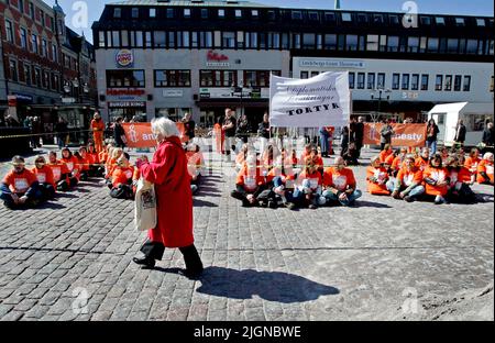 Une manifestation d'amnistie sur la place principale (Stora Torget) à Linköping, en Suède. Banque D'Images