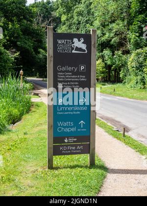 Signalisation pour le village des artistes, une attraction touristique à Compton, près de Guildford, Surrey, Royaume-Uni Banque D'Images