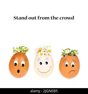 Démarquez-vous du concept de foule. Trois têtes d'aubergines avec des visages de dessin animé, deux avec les cheveux de cresson habituels et une avec hiar de pâquerettes. Banque D'Images