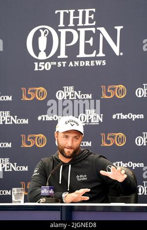 Jon Rahm d'Espagne pendant une conférence de presse pendant la troisième journée de pratique de l'Open à l'Old course, St Andrews. Date de la photo: Mardi 12 juillet 2022. Banque D'Images