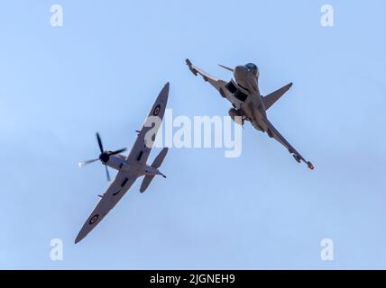 Un Spitfire et un typhon de la RAF volent ensemble en formation au Southport Air Show, Southport, Merseyside, Royaume-Uni Banque D'Images