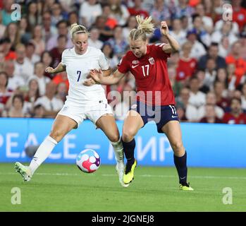 BRIGHTON ENGLAND - JUILLET 11 : Julie Blakstad, de Norvège, détient Beth Mead (Arsenal) England of England Women lors du Championnat européen des femmes 202 Banque D'Images