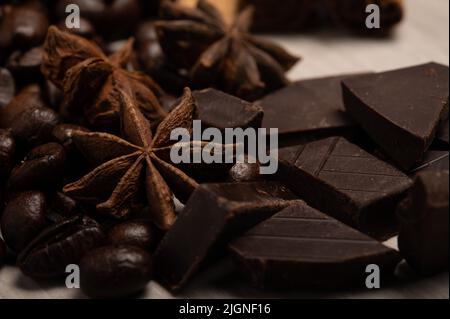 Anis étoilé, grains de café et chocolat noir de près Banque D'Images