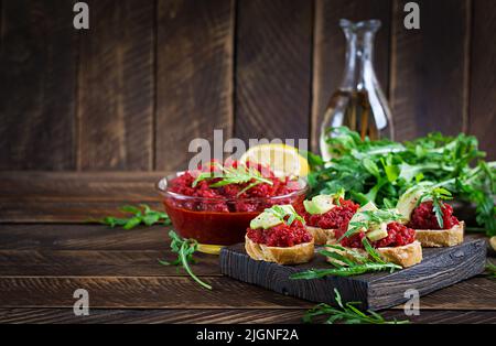 Plats végétariens. Une alimentation saine. Sandwichs avec pate de betteraves. Banque D'Images