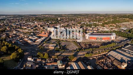 Vue aérienne de Rotherham Cityscape dans le South Yorkshire avec le stade de football de New York qui accueille le championnat européen de football féminin Euro 2022 Banque D'Images