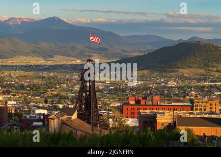 L'un des quatorze cadres de tête, surnommés « cadres de jouves », marque la ligne d'horizon de Butte, Montana, qui marque les restes de mines qui ont fait de la région « le Ric Banque D'Images