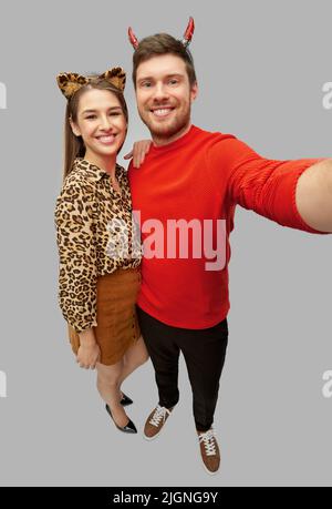 couple heureux en costumes d'halloween prenant le selfie Banque D'Images