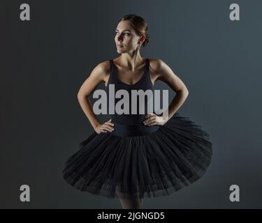 portrait d'une ballerine attrayante. photo en studio sur fond noir Banque D'Images