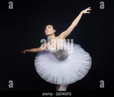 portrait d'une ballerine attrayante. photo en studio sur fond noir Banque D'Images