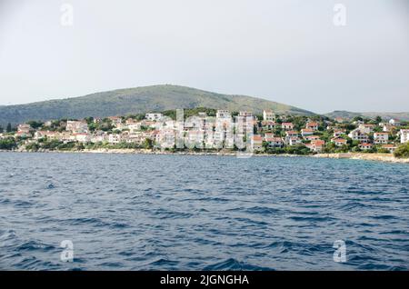 Komiža (Komiza, Comisa) est une ville côtière croate située sur la côte ouest de l'île de vis dans la partie centrale de la mer Adriatique. Banque D'Images