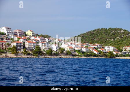 Komiža (Komiza, Comisa) est une ville côtière croate située sur la côte ouest de l'île de vis dans la partie centrale de la mer Adriatique. Banque D'Images