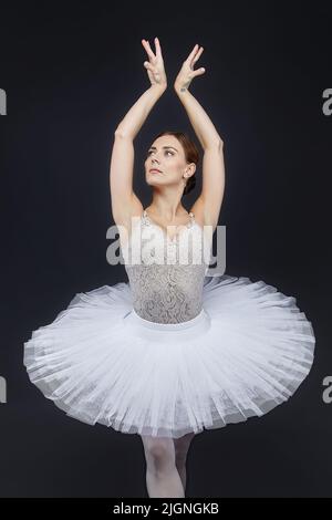 portrait d'une ballerine attrayante. photo en studio sur fond noir Banque D'Images