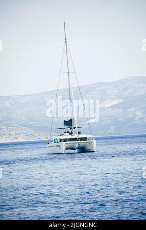 Tour en catamaran sur la côte Adriatique dans le port historique de Trogir, Comté de Split-Dalmatie, Croatie, Banque D'Images