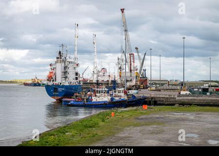 Chargement et déchargement de navires dans le port de Foynes, Foynes, Irlande Banque D'Images