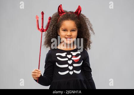 fille avec trident et les cornes du diable sur halloween Banque D'Images