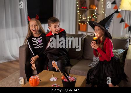 enfants en costumes d'halloween jouant à la maison Banque D'Images