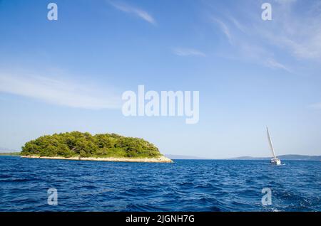 Komiža (Komiza, Comisa) est une ville côtière croate située sur la côte ouest de l'île de vis dans la partie centrale de la mer Adriatique. Banque D'Images