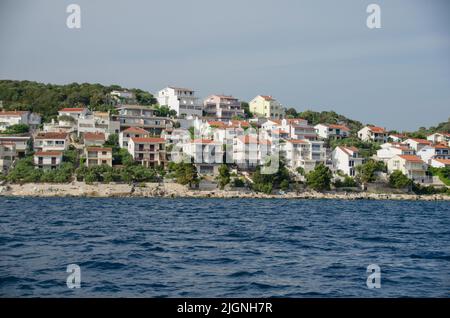 Komiža (Komiza, Comisa) est une ville côtière croate située sur la côte ouest de l'île de vis dans la partie centrale de la mer Adriatique. Banque D'Images