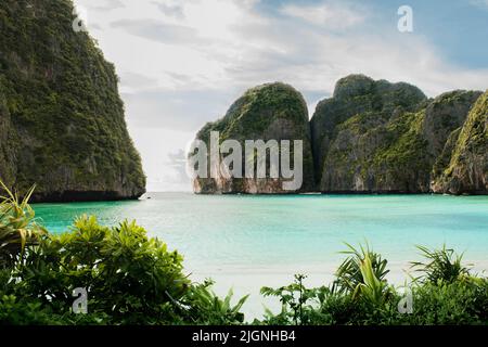 Célèbre plage de Maya Bay à l'île de Ko Phi Phi Leh en Thaïlande près de Phuket et Krabi. Banque D'Images