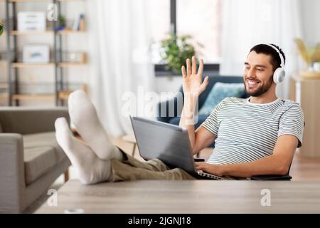 homme avec un ordinateur portable et un casque pour les appels vidéo Banque D'Images