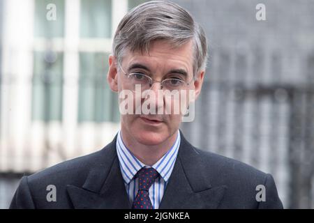 Downing Street, Londres, Royaume-Uni. 12 juillet 2022. Jacob Rees-Mogg et Nadine Dorries émettent une déclaration conjointe à l'extérieur du 10 Downing Street, en soutenant Liz Truss en tant que prochain chef et PM. Crédit : Malcolm Park/Alay Live News. Banque D'Images