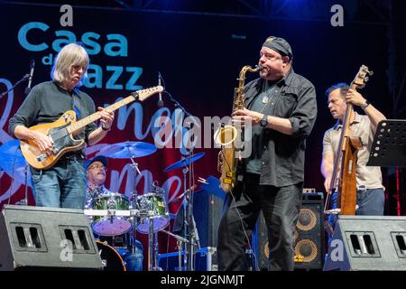 Concert du guitariste iconique MIKE STERN et du legend de la batterie DENNIS CHAMBERS à Casa del jazz à Rome le 10.07.2022 pour le Roma Summer Fest. Othe Banque D'Images