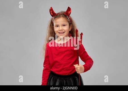 fille avec trident et les cornes du diable sur halloween Banque D'Images