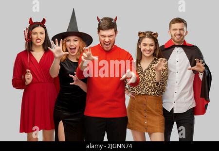 amis en costumes d'halloween cratant Banque D'Images