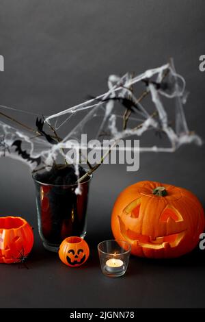 citrouilles, bougies et décorations d'halloween Banque D'Images