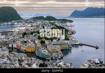 Vue sur Alesund et le port depuis le point de vue de Fjellstua, le mont Aksla Banque D'Images