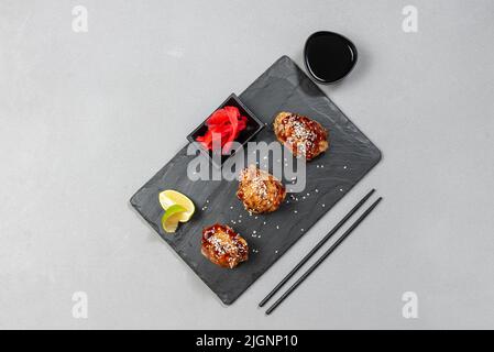 poulet teriyaki sur fond gris avec sauce au sésame et teriyaki. Vue de dessus. Un plat classique japonais et chinois. Poulet dans une sauce aigre-douce Banque D'Images