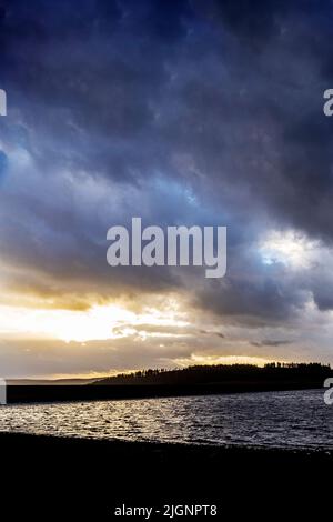 coucher de soleil sur l'eau de kielder, northumberland, royaume-uni Banque D'Images