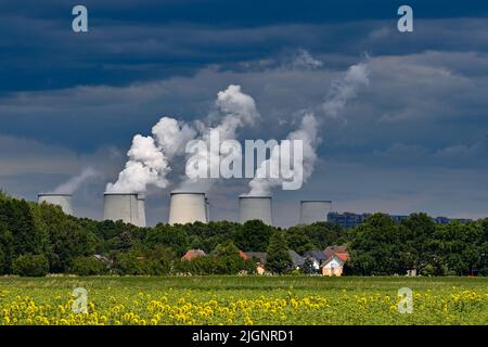 11 juillet 2022, Brandebourg, Jänschwalde : la vapeur s'élève des tours de refroidissement de la centrale électrique de Lauritz Energie Bergbau AG (LEAG), alimentée par le lignite de Jänschwalde. (À dpa ''Wirtschaftsweise': Bientôt décision sur l'élimination du charbon nécessaire') photo: Patrick Pleul/dpa Banque D'Images