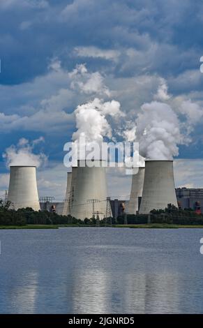 11 juillet 2022, Brandebourg, Jänschwalde : la vapeur s'élève des tours de refroidissement de la centrale électrique de Lauritz Energie Bergbau AG (LEAG), alimentée par le lignite de Jänschwalde. (À dpa ''Wirtschaftsweise': Bientôt décision sur l'élimination du charbon nécessaire') photo: Patrick Pleul/dpa Banque D'Images