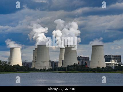 11 juillet 2022, Brandebourg, Jänschwalde : la vapeur s'élève des tours de refroidissement de la centrale électrique de Lauritz Energie Bergbau AG (LEAG), alimentée par le lignite de Jänschwalde. (À dpa ''Wirtschaftsweise': Bientôt décision sur l'élimination du charbon nécessaire') photo: Patrick Pleul/dpa Banque D'Images