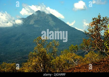 Mont Uyelewun (Uye Lewun) à Lembata Island, Lembata, Nusa Tenggara est, Indonésie. Banque D'Images