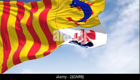 Le drapeau régional de Provence-Alpes-Côte d'Azur agitant dans le vent par temps clair. Provence-Alpes-Côte d'Azur est l'un des dix-huit regi administratifs Banque D'Images