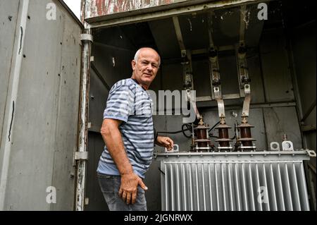 Un habitant local du village de Prymorske bombardé par les troupes russes, région de Zaporizhzhia, sud-est de l'Ukraine, 11 juillet 2022. L'Ukraine a averti les habitants du sud de Kherson et de Zaporizhzhia d'évacuer alors qu'elle se prépare à lancer une contre-offensive pour reprendre la région. Les régions de Kherson et de Zaporizhzhia ont été rapidement occupées par les troupes russes fin février après avoir traversé le pont depuis la Crimée, annexée par la Russie. Photo de Dmytro Smoliyenko/Ukrinform/ABACAPRESS.COM Banque D'Images