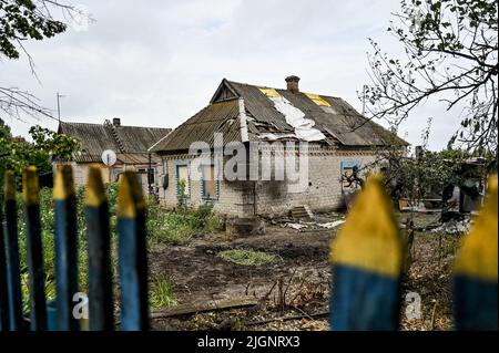 Une maison endommagée par les bombardements des troupes russes du village de Prymorske, région de Zaporizhzhia, sud-est de l'Ukraine, 11 juillet 2022. L'Ukraine a averti les habitants du sud de Kherson et de Zaporizhzhia d'évacuer alors qu'elle se prépare à lancer une contre-offensive pour reprendre la région. Les régions de Kherson et de Zaporizhzhia ont été rapidement occupées par les troupes russes fin février après avoir traversé le pont depuis la Crimée, annexée par la Russie. Photo de Dmytro Smoliyenko/Ukrinform/ABACAPRESS.COM Banque D'Images