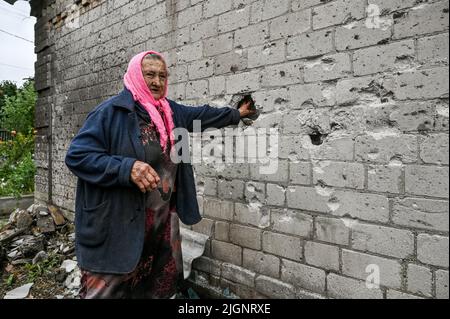Une femme âgée est vue à l'extérieur de sa maison endommagée par les bombardements russes, village de Prymorske, région de Zaporizhzhia, sud-est de l'Ukraine, 11 juillet, 2022. L'Ukraine a mis en garde les habitants du sud de Kherson et de Zaporizhzhia d'évacuer alors qu'elle se prépare à lancer une contre-offensive pour reprendre la zone. Les régions de Kherson et de Zaporizhzhia ont été rapidement occupées par les troupes russes fin février après avoir traversé le pont depuis la Crimée, annexée par la Russie. Photo de Dmytro Smoliyenko/Ukrinform/ABACAPRESS.COM Banque D'Images