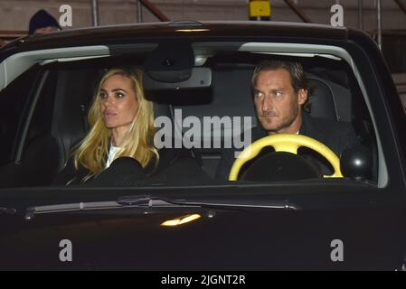 Rome, Italie. 23rd janvier 2020. * FRAIS SPÉCIAUX * Rome, Francesco Totti et Ilary Blasi dînez au restaurant L 'Antica Pesa avec leur Claudio Santamaria et Francesca Barra crédit: Agence de photo indépendante/Alamy Live News Banque D'Images