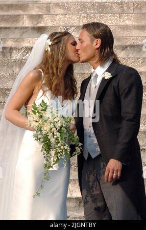 Roma Chiesa dell Aracoeli matrimonio Ilary Blasi Francesco Totti - gli sposi scendono la scalinata Banque D'Images