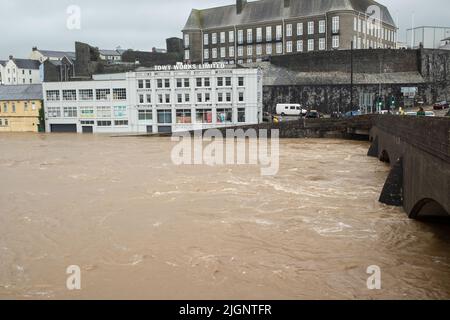 River Towy surmonte les défenses contre les inondations lors de la tempête Callum 2018, au pays de Galles, au Royaume-Uni Banque D'Images
