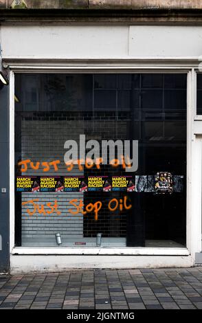 Glasgow, Écosse - 31 juin 2022 : arrêtez-vous à la Graffitis à l'huile sur des vitrines vides dans le centre-ville de Glasgow. Banque D'Images