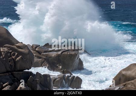 Martèlement des vagues de la côte de Capo Testa Sardaigne Banque D'Images