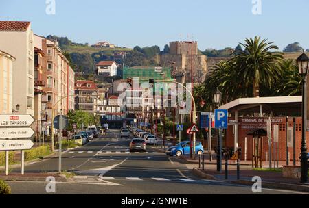 Vue le long de la rue en direction du château espagnol Castillo del Rey sur une colline dans la côte nord ville espagnole San Vicente de la Barquera Cantabria Espagne Banque D'Images